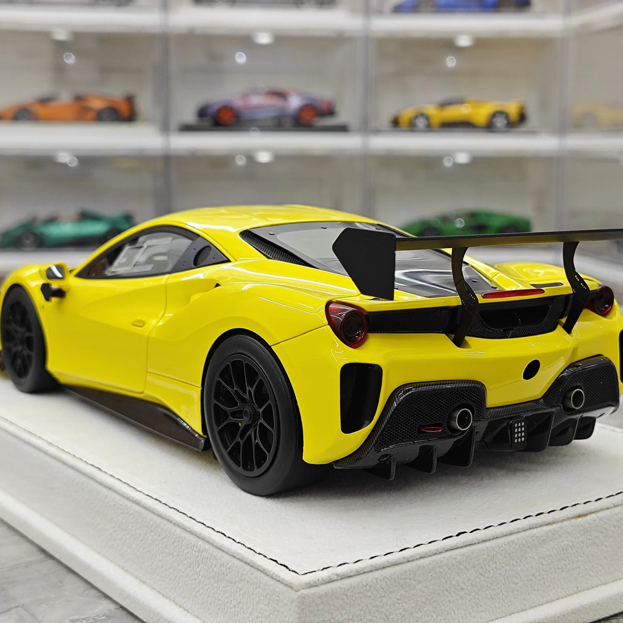 GH Ferrari 2020 488 تحدي EVO الأصفر 1:18 – نموذج راتنج قابل للجمع