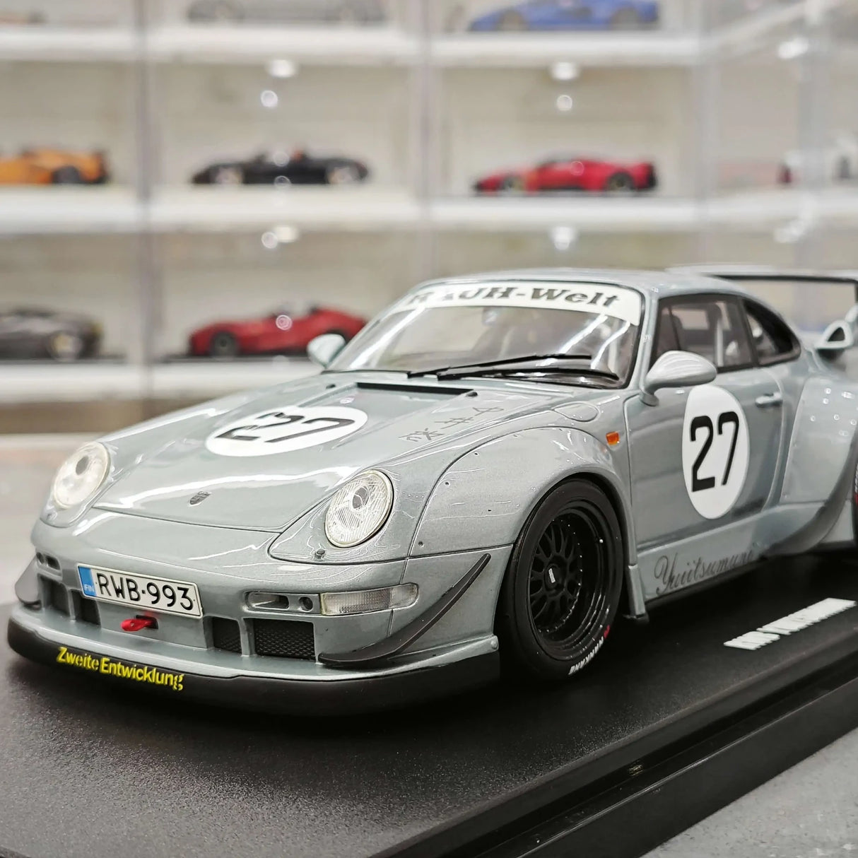 1:18 Porsche 2024 911 993 RWB Yuiitsumuni Silver Metallic modello #27 di GT Spirit - veduta 3