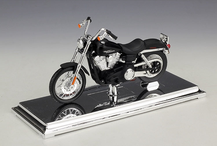 1:18 Harley-Davidson 2006 FXDBI Dyna Street Bob Motorcycle Model