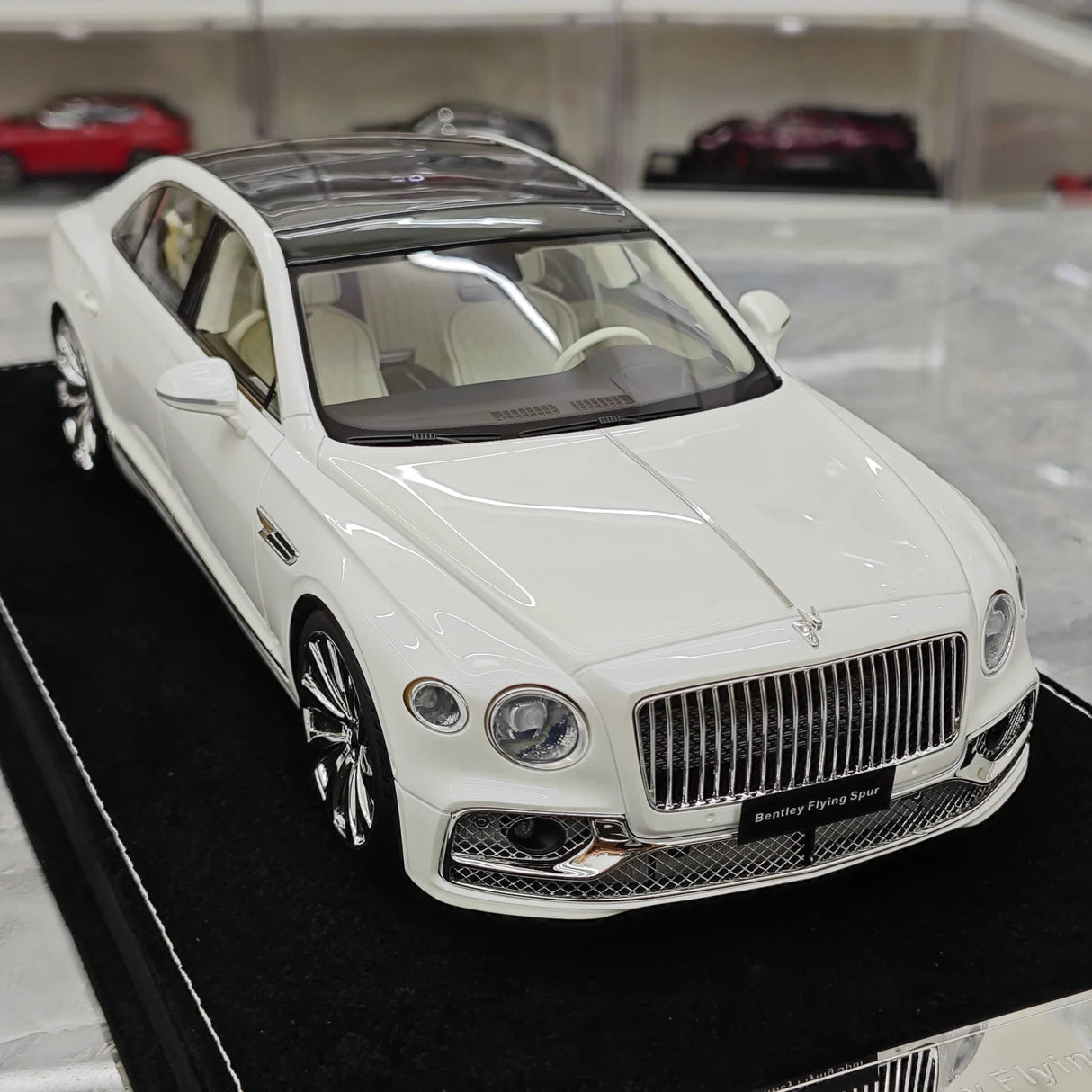 Henson & Heaven Bentley 2024 Flying Spur White 1:18 – Resina de Colección para Modelos de Resina