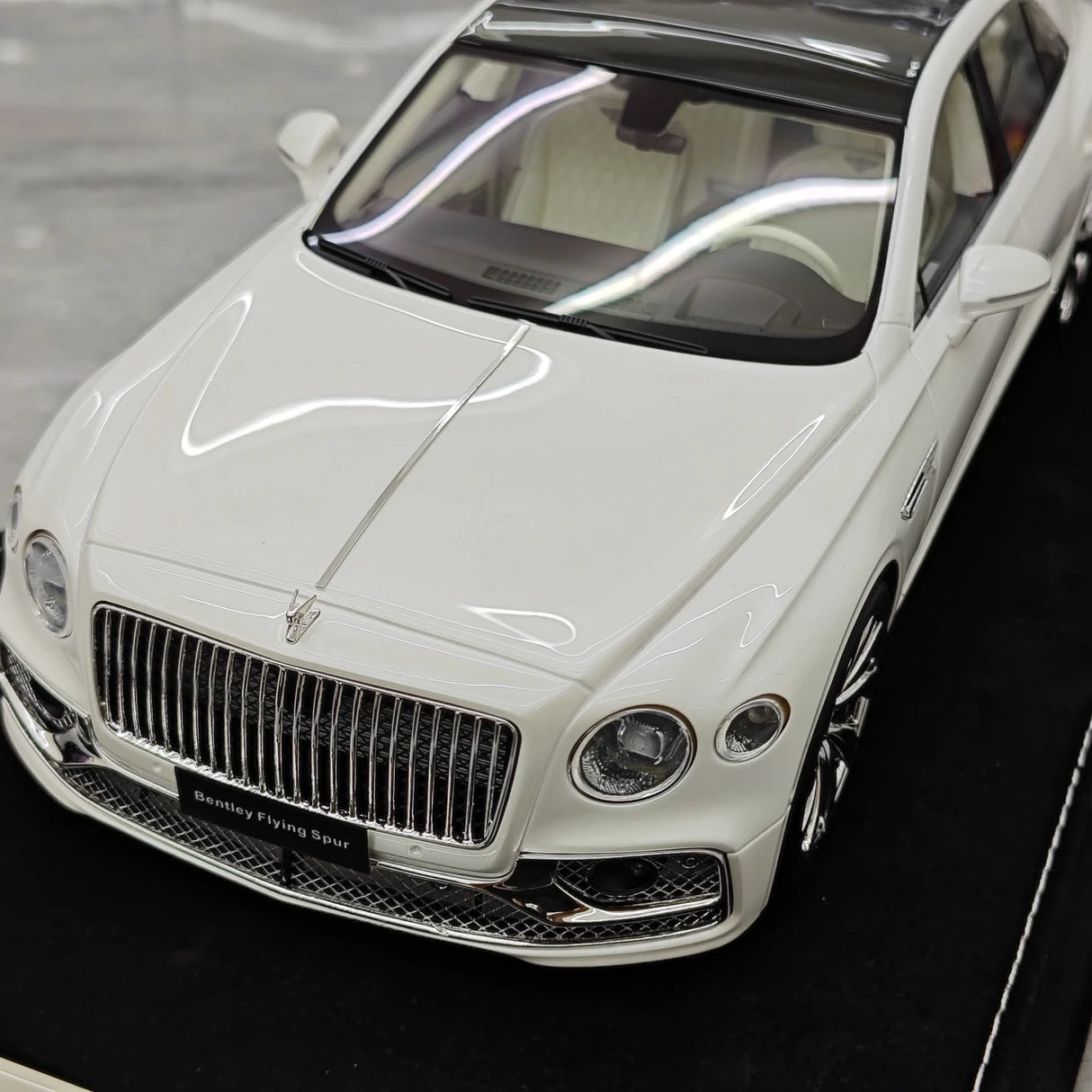 Henson & Heaven Bentley 2024 Flying Spur White 1:18 – Resina de Colección para Modelos de Resina