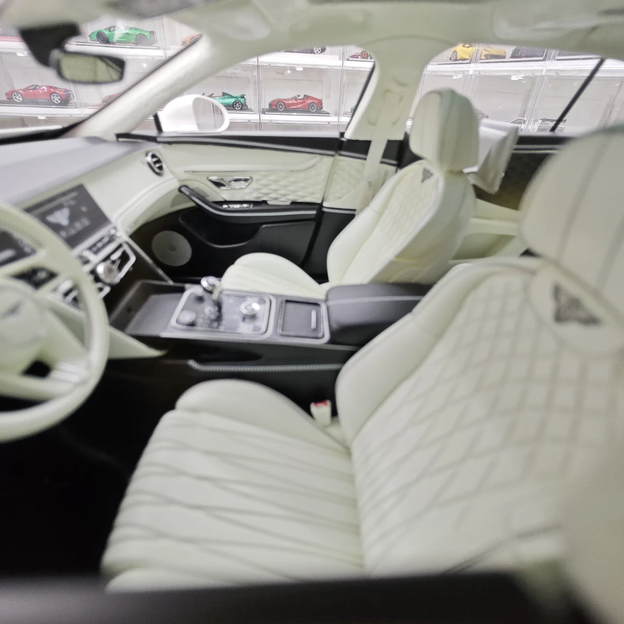 Henson & Heaven Bentley 2024 Flying Spur White 1:18 – Resina de Colección para Modelos de Resina
