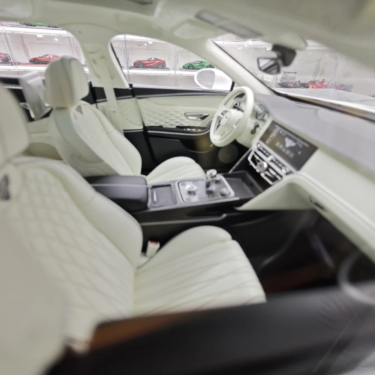 Henson & Heaven Bentley 2024 Flying Spur White 1:18 – Resina de Colección para Modelos de Resina