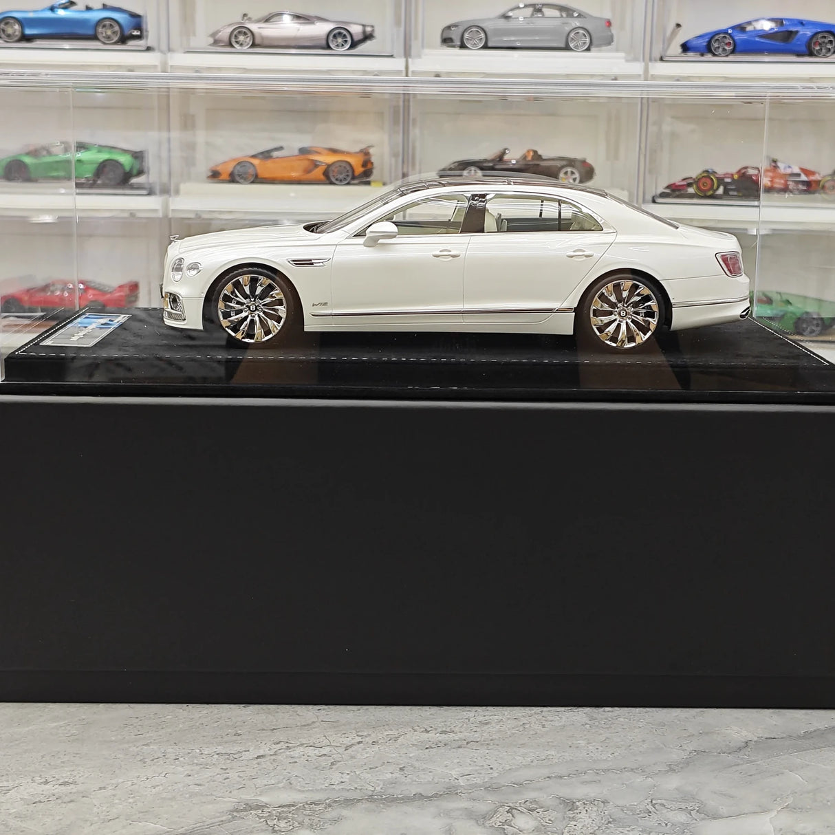 Henson & Heaven Bentley 2024 Flying Spur White 1:18 – Resina de Colección para Modelos de Resina
