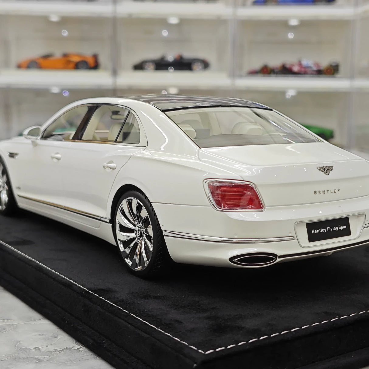 Henson & Heaven Bentley 2024 Flying Spur White 1:18 – Resina de Colección para Modelos de Resina