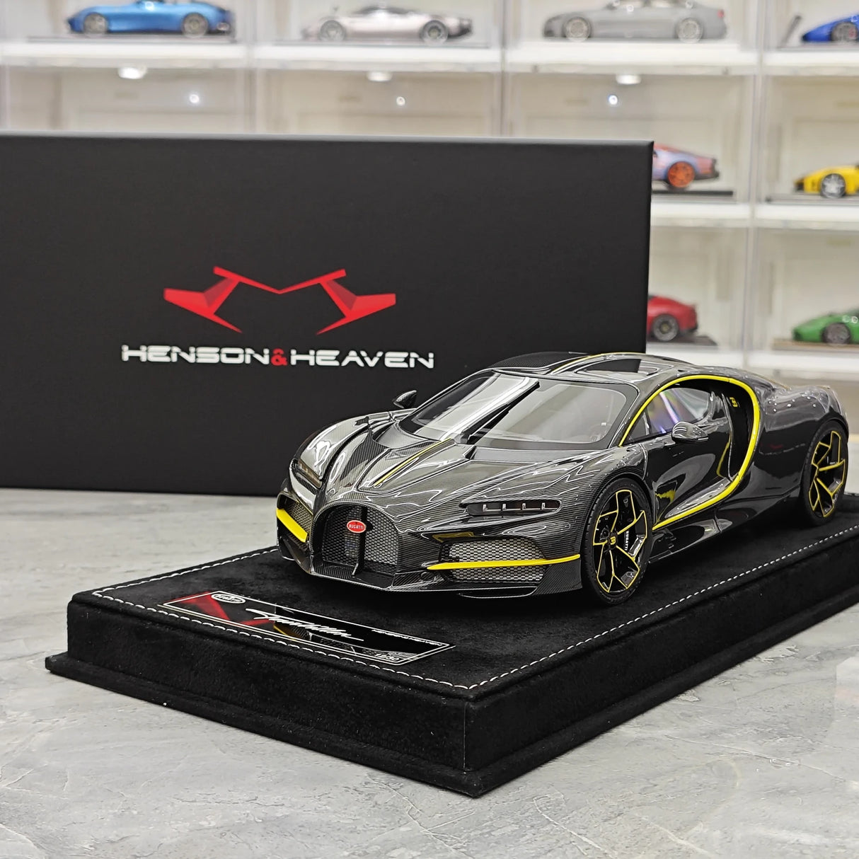 Henson & Heaven Bugatti 2026 Tourbillon 1:18 in fibra di carbonio nera – Resina da collezione per modelli