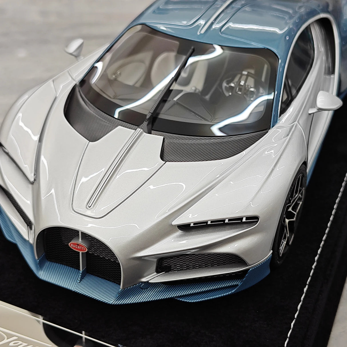 Henson & Heaven Bugatti 2026 Tourbillon Silber und Blau 1:18 – Sammelobjekt-Resin-Modellharz