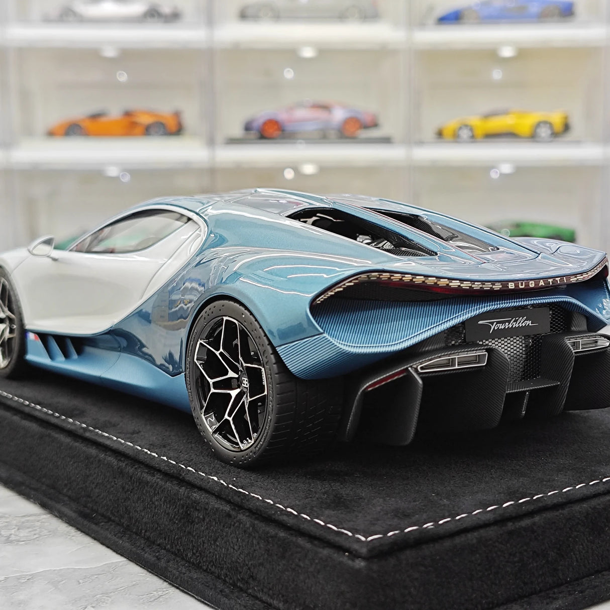 Henson & Heaven Bugatti 2026 Tourbillon Silber und Blau 1:18 – Sammelobjekt-Resin-Modellharz