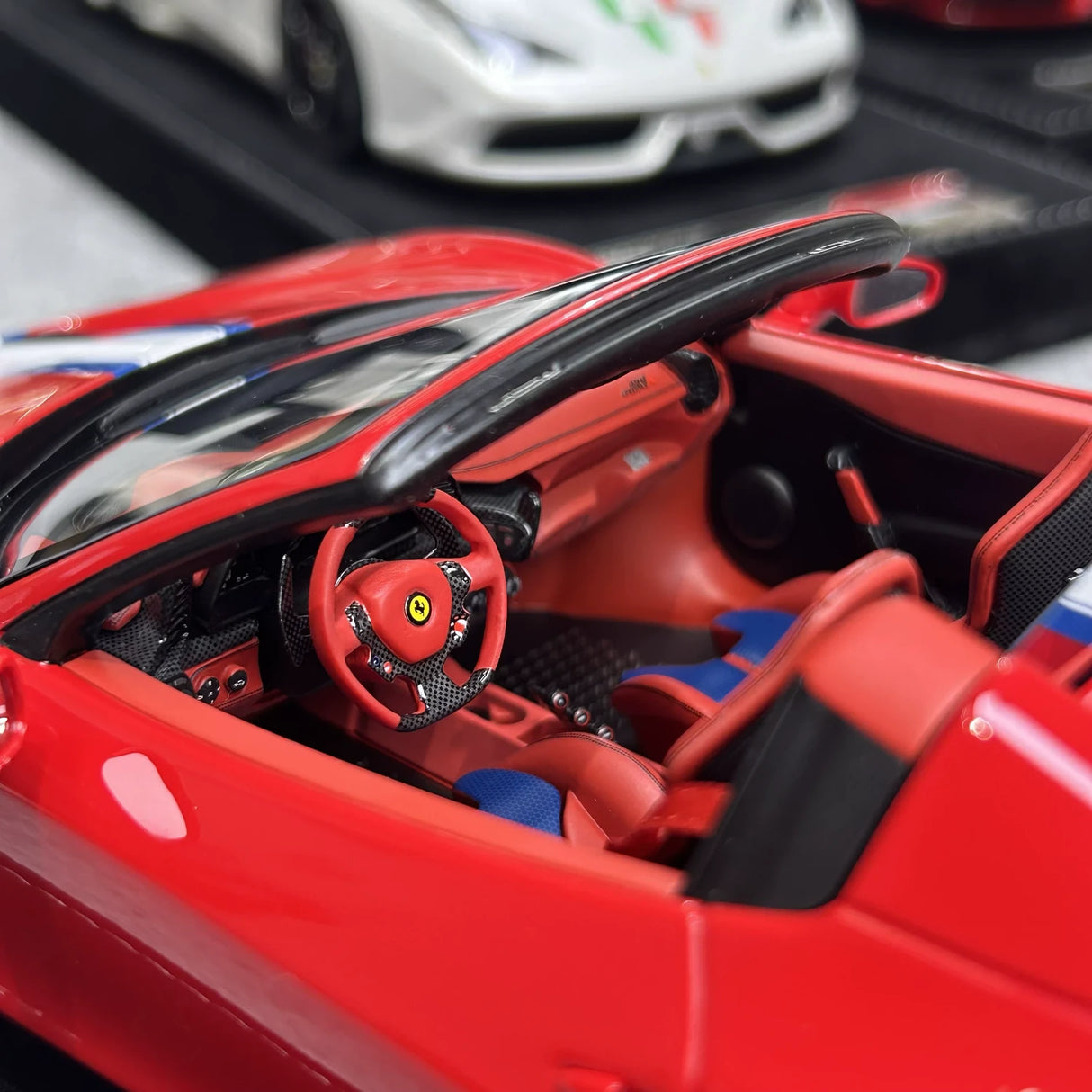 Henson & Heaven Ferrari 2014 458 Speciale Aperta أحمر أزرق أبيض Stripe 1:18 – Collectible ريزن Model ريزن