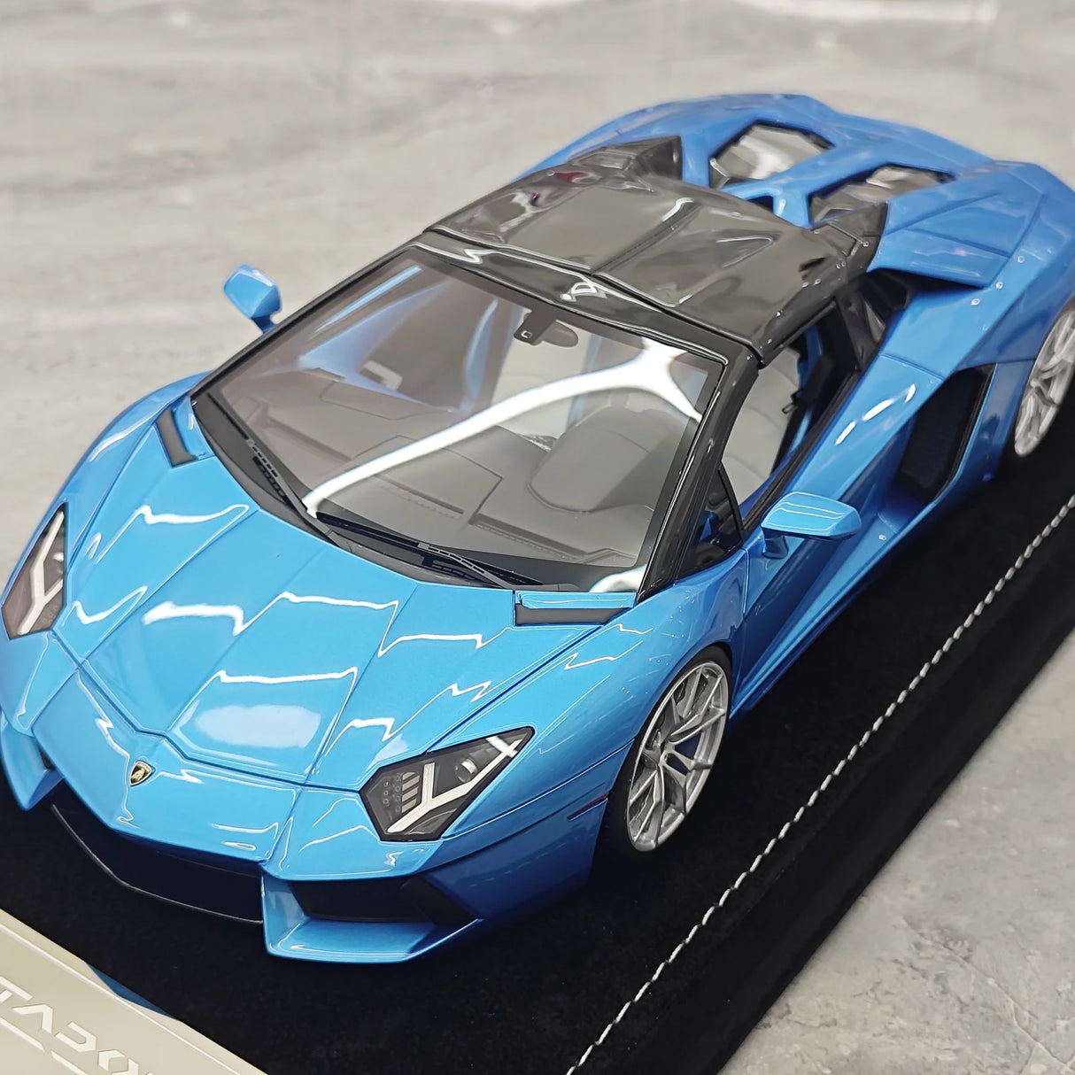 Henson & Heaven Lamborghini 2013 Aventador LP700-4 Roadster Azzurro Thetis 1:18 – Resina modello in resina collezionabile