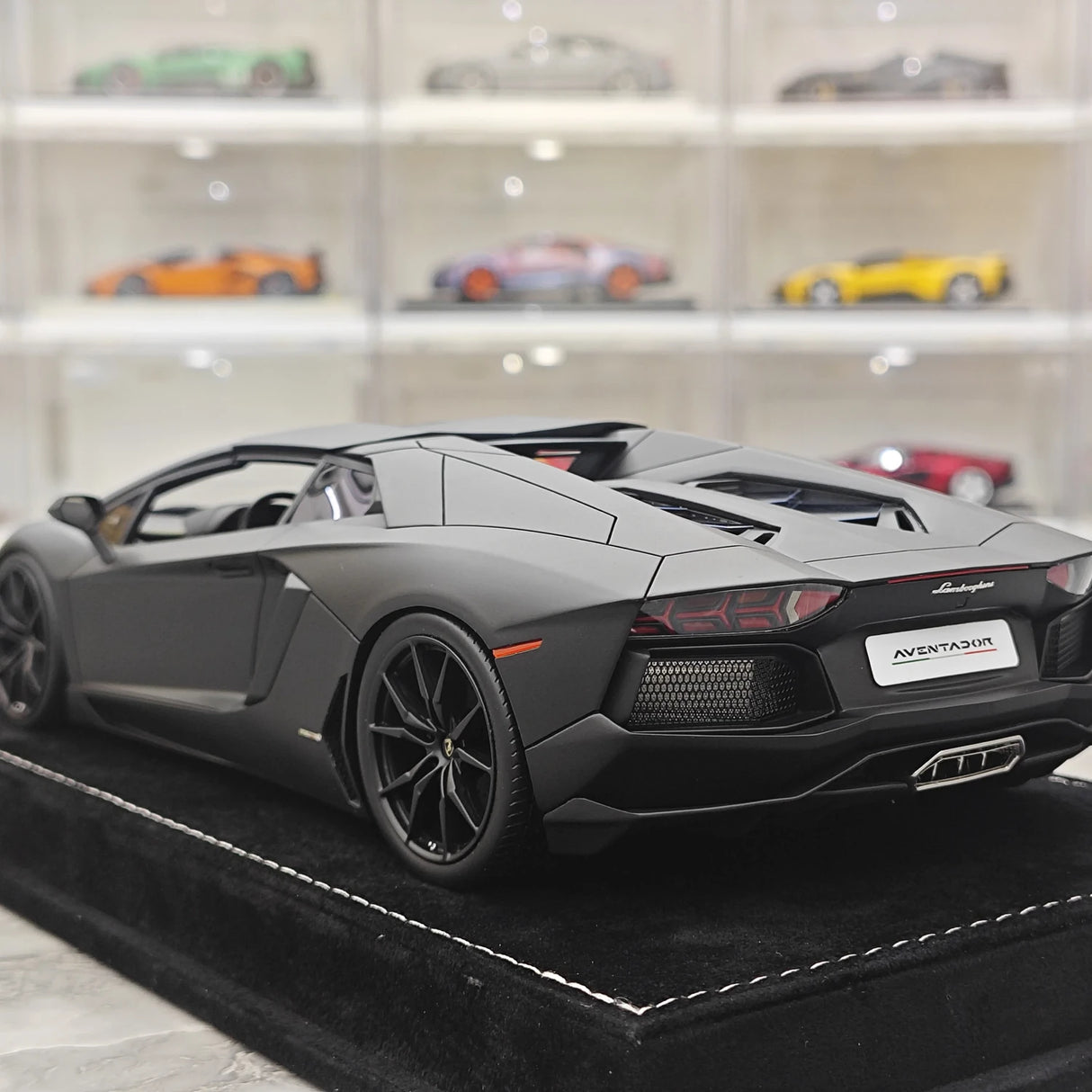 Henson & Heaven Lamborghini 2013 Aventador LP700-4 Roadster Matte Black 1:18 – keräilyhartsimalli