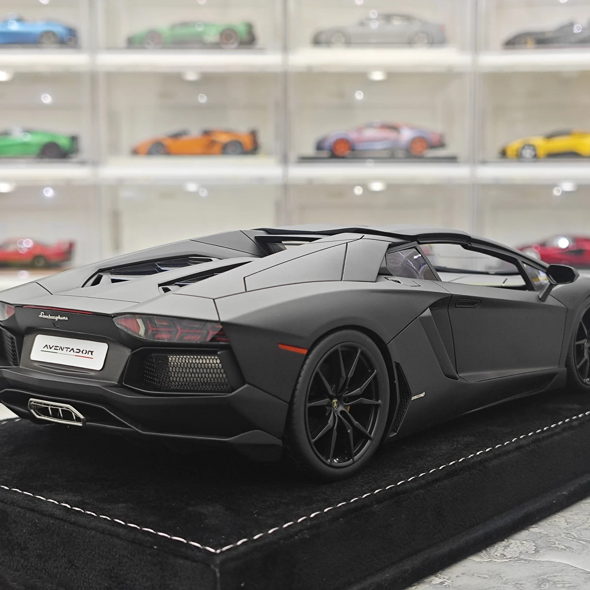 Henson & Heaven Lamborghini 2013 Aventador LP700-4 Roadster Matte Black 1:18 – keräilyhartsimalli