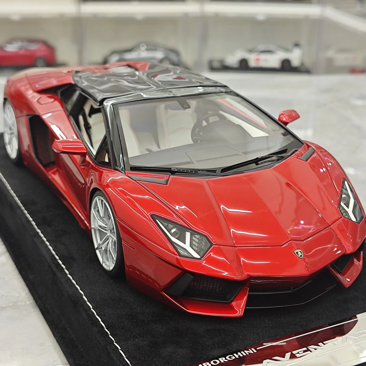 Henson & Heaven Lamborghini 2013 Aventador LP700-4 Roadster Metallin punainen 1:18 – keräilyhartsimallihartsi