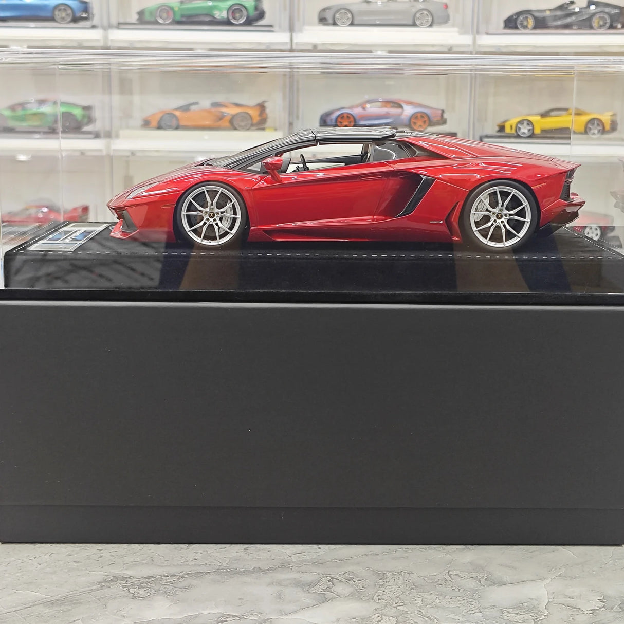 Henson & Heaven Lamborghini 2013 Aventador LP700-4 Roadster Metallin punainen 1:18 – keräilyhartsimallihartsi