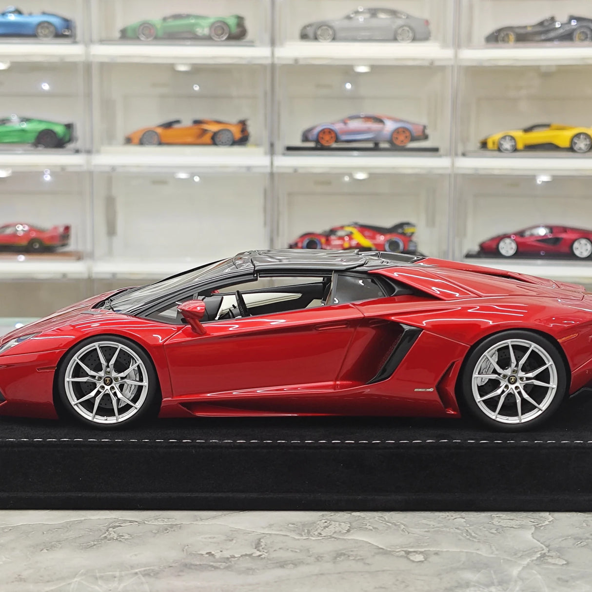Henson & Heaven Lamborghini 2013 Aventador LP700-4 Roadster Metallin punainen 1:18 – keräilyhartsimallihartsi
