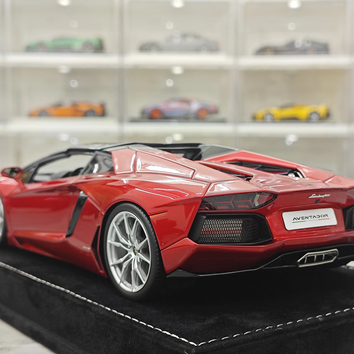 Henson & Heaven Lamborghini 2013 Aventador LP700-4 Roadster Metallin punainen 1:18 – keräilyhartsimallihartsi