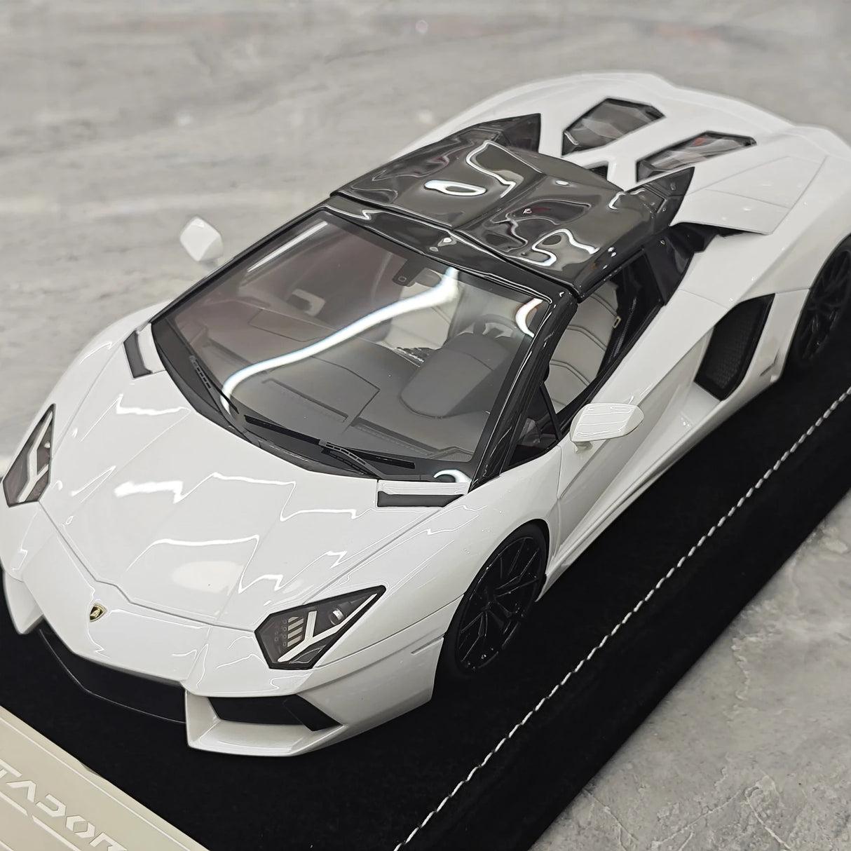 Henson & Heaven Lamborghini 2013 Aventador LP700-4 Roadster Pearl White 1:18 – Resina de Modelo de Resina de Colección