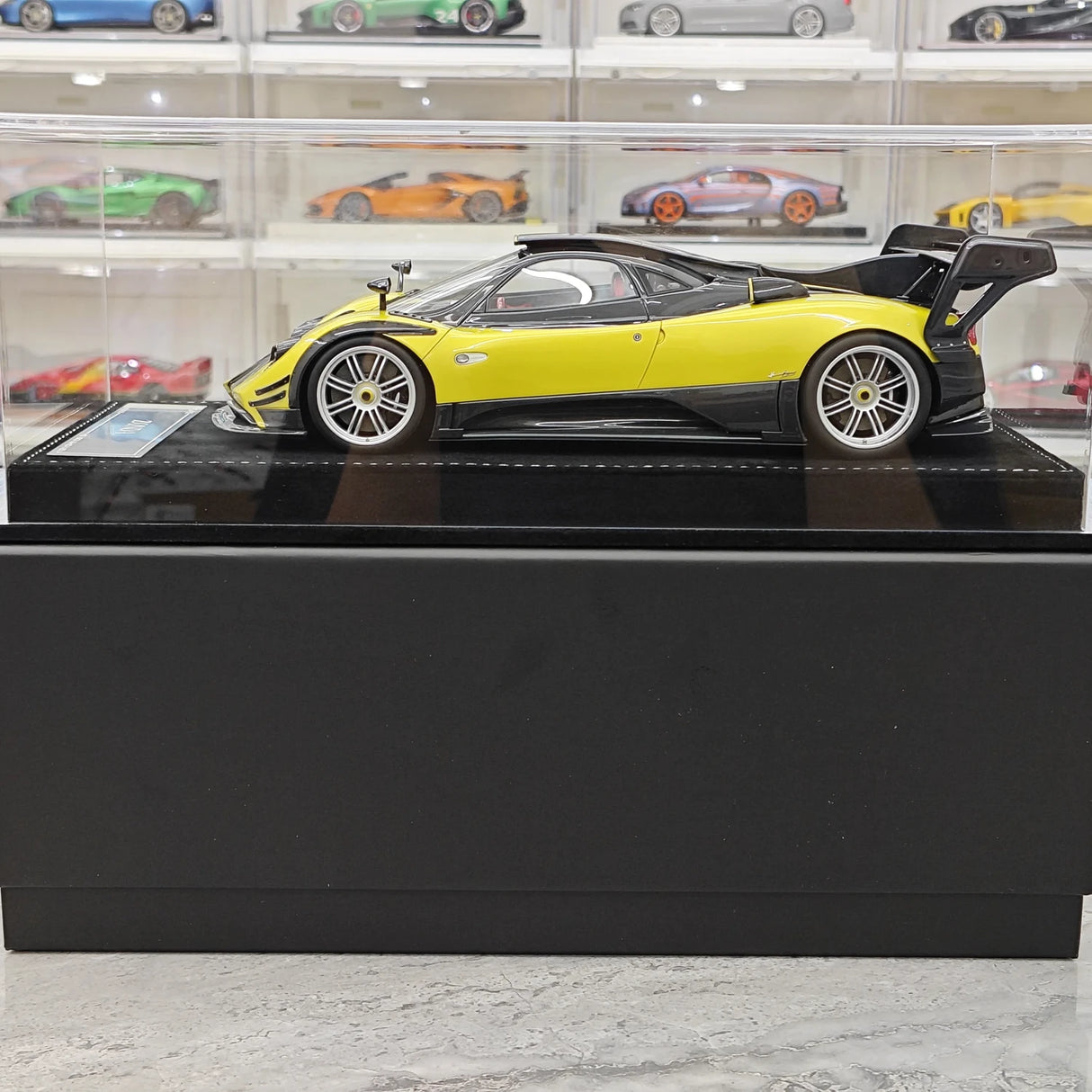 Henson & Heaven Pagani 2016 Zonda 760 Roadster Guld Black Carbon 1:18 – Samlarresin i resin