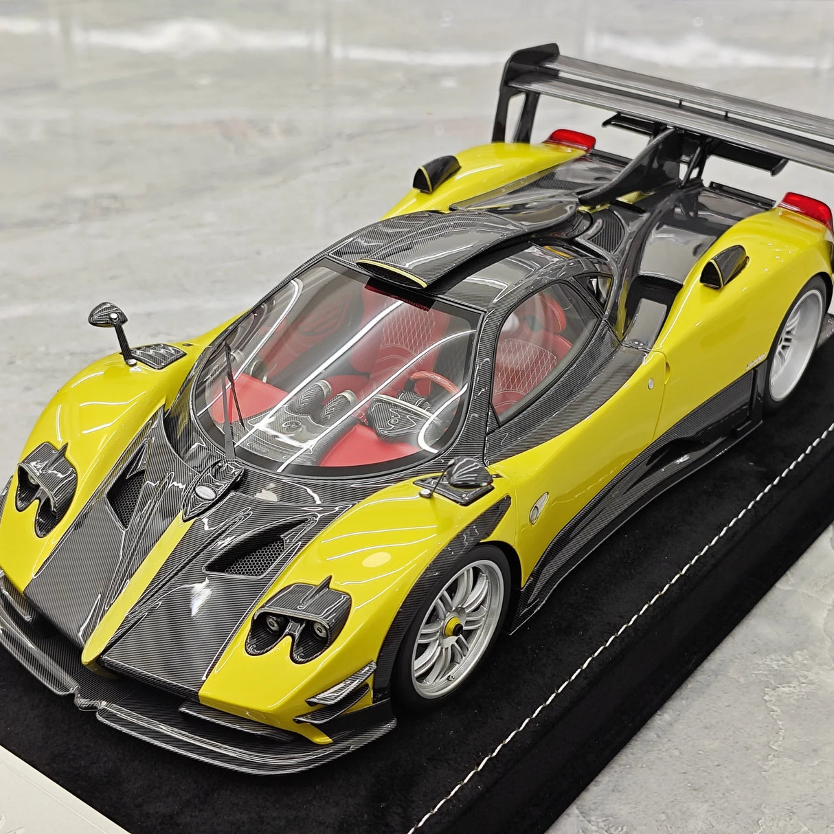 Henson & Heaven Pagani 2016 Zonda 760 Roadster Guld Black Carbon 1:18 – Samlarresin i resin