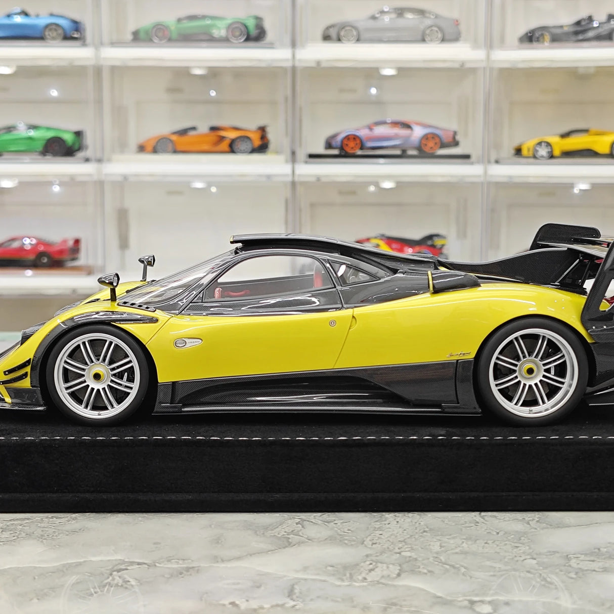 Henson & Heaven Pagani 2016 Zonda 760 Roadster Guld Black Carbon 1:18 – Samlarresin i resin