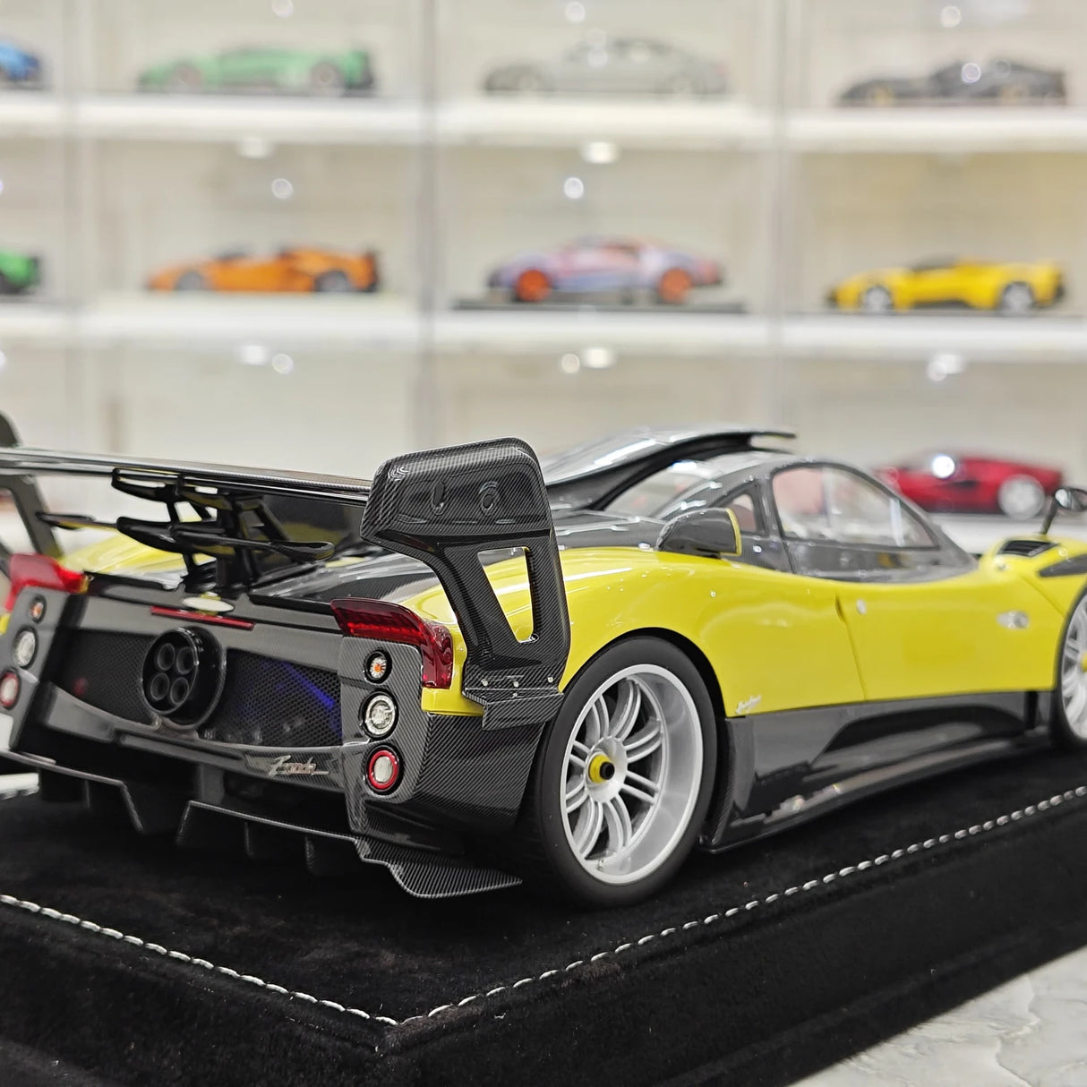 Henson & Heaven Pagani 2016 Zonda 760 Roadster Guld Black Carbon 1:18 – Samlarresin i resin