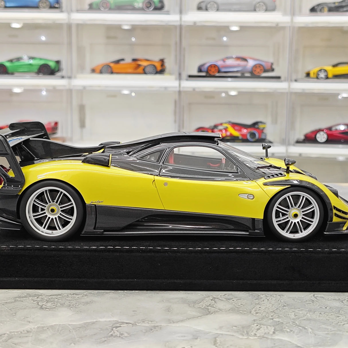 Henson & Heaven Pagani 2016 Zonda 760 Roadster Guld Black Carbon 1:18 – Samlarresin i resin