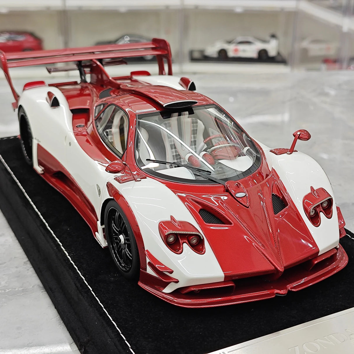 Henson & Heaven Pagani 2016 Zonda 760 Roadster Red White Carbon 1:18 – samlarobjekt resinmodellresin