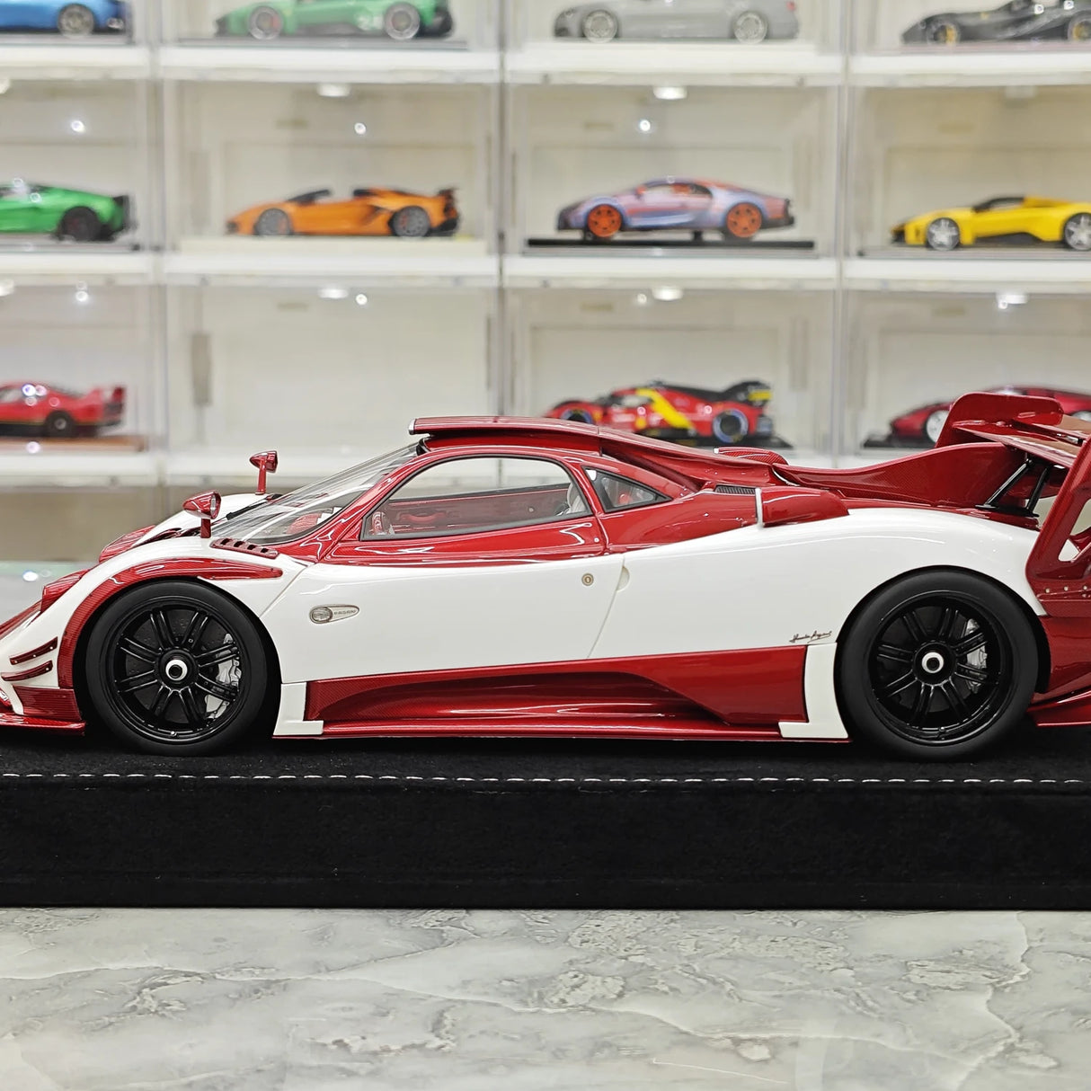 Henson & Heaven Pagani 2016 Zonda 760 Roadster Red White Carbon 1:18 – samlarobjekt resinmodellresin