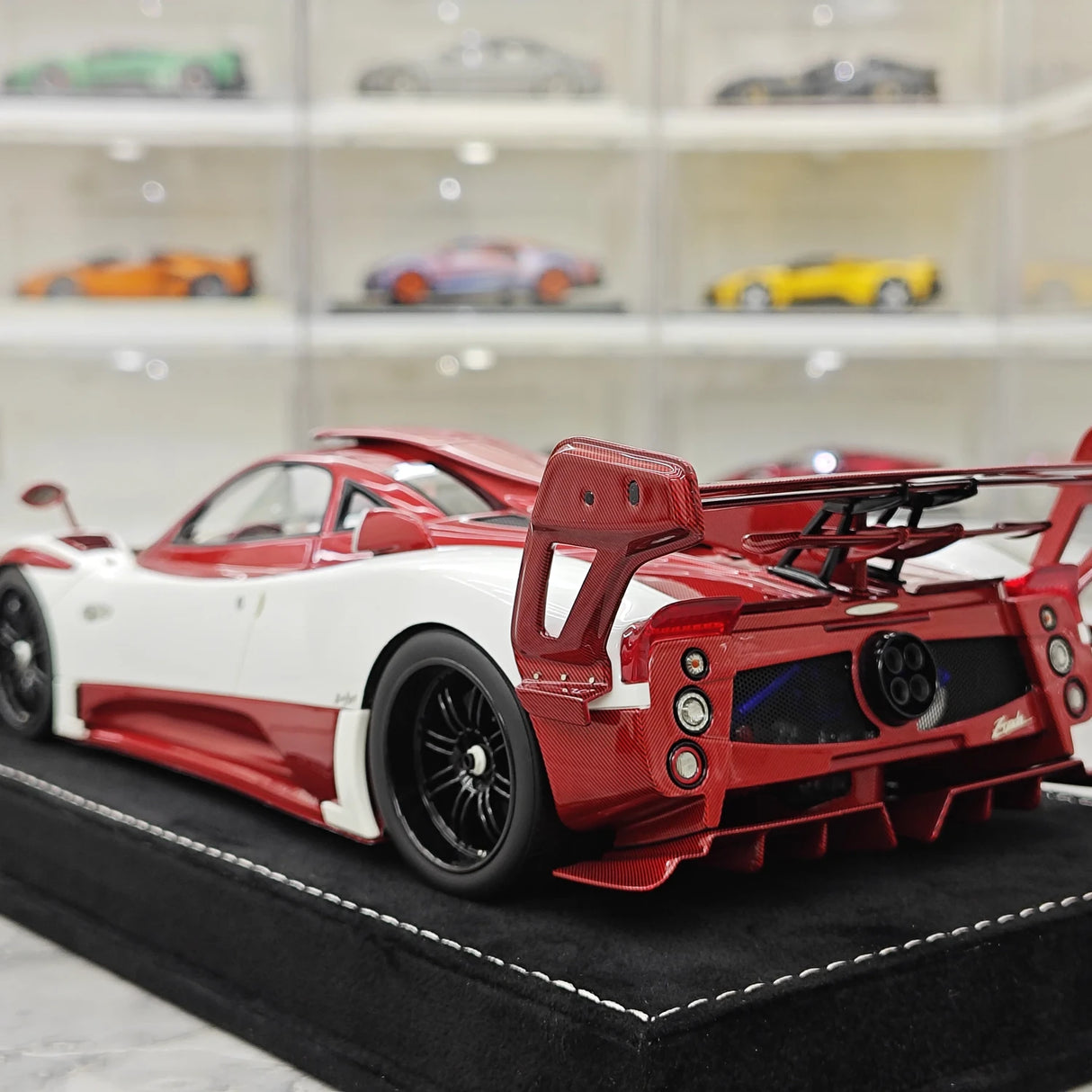 Henson & Heaven Pagani 2016 Zonda 760 Roadster Red White Carbon 1:18 – samlarobjekt resinmodellresin