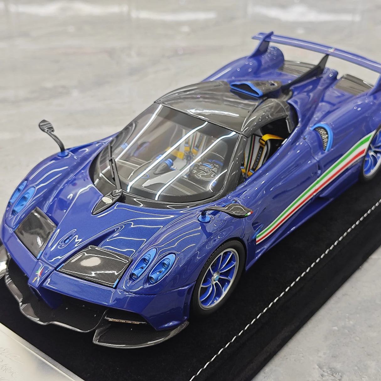 Henson & Heaven Pagani 2021 Huayra R Blue Gold Carbon 1:18 – Resina modelo de resina coleccionable
