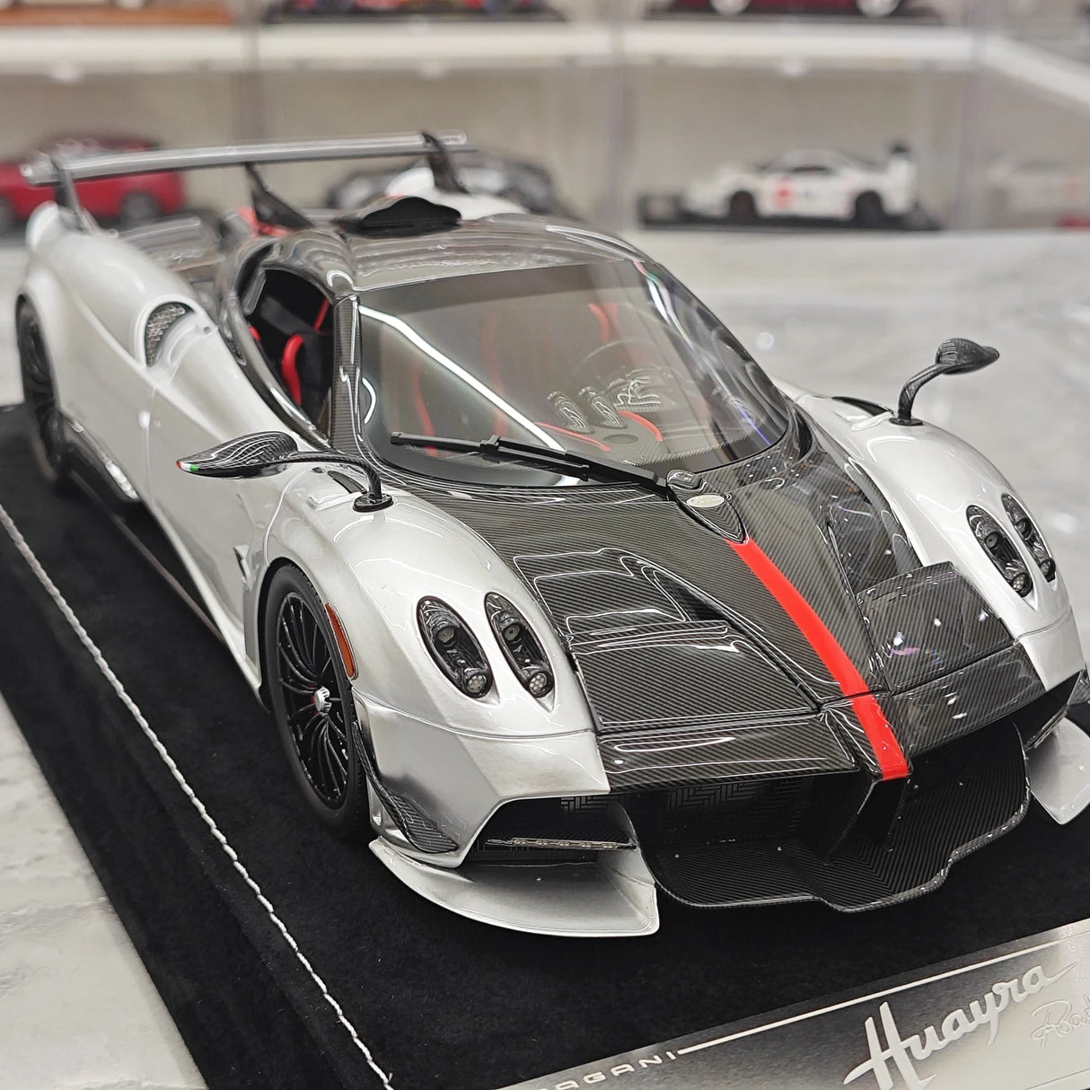 Henson & Heaven Pagani 2021 Huayra R Silver Black Carbon 1:18 – راتنج نموذجي قابل للجمع