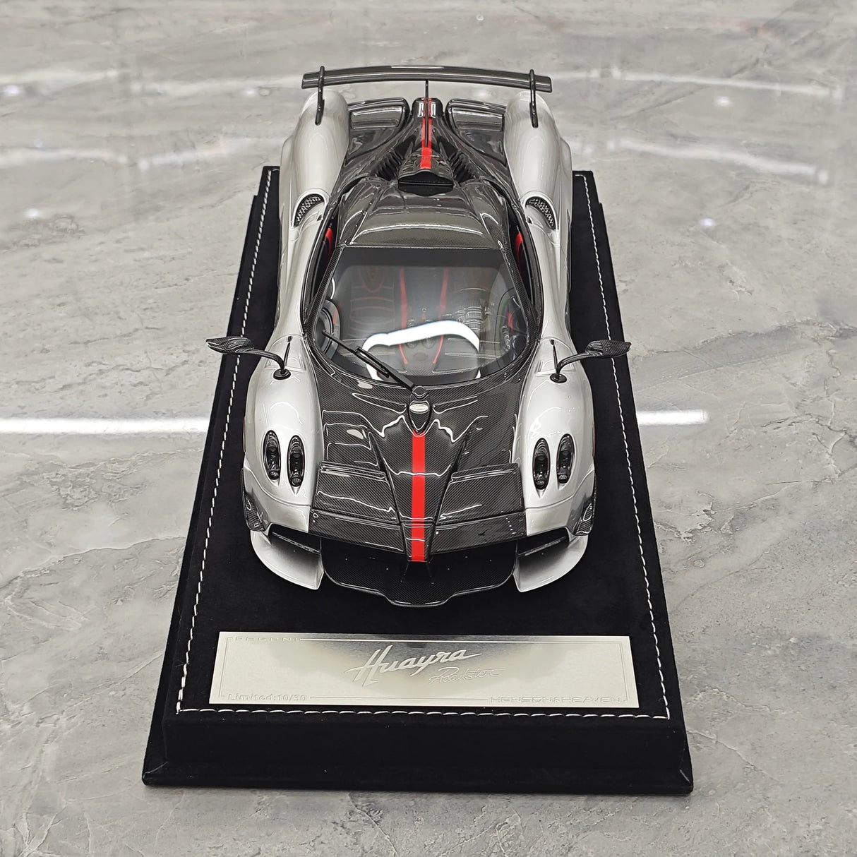 Henson & Heaven Pagani 2021 Huayra R Silver Black Carbon 1:18 – راتنج نموذجي قابل للجمع