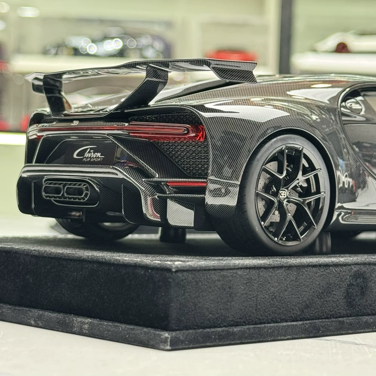 Henson & Heaven Bugatti 2020 Chiron Pur Sport Black 1:18 – keräilyesine hartsimalli