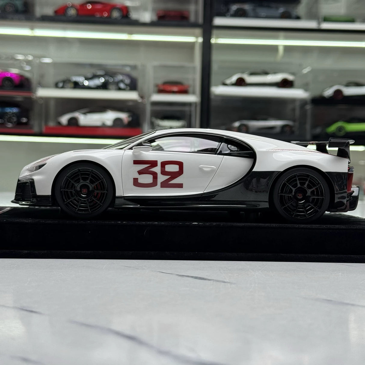 Henson & Heaven Bugatti 2020 Chiron Pur Sport White 1:18 – Modelo de Resina de Coleção