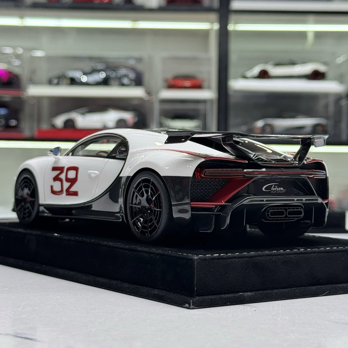 Henson & Heaven Bugatti 2020 Chiron Pur Sport White 1:18 – Modelo de Resina de Coleção