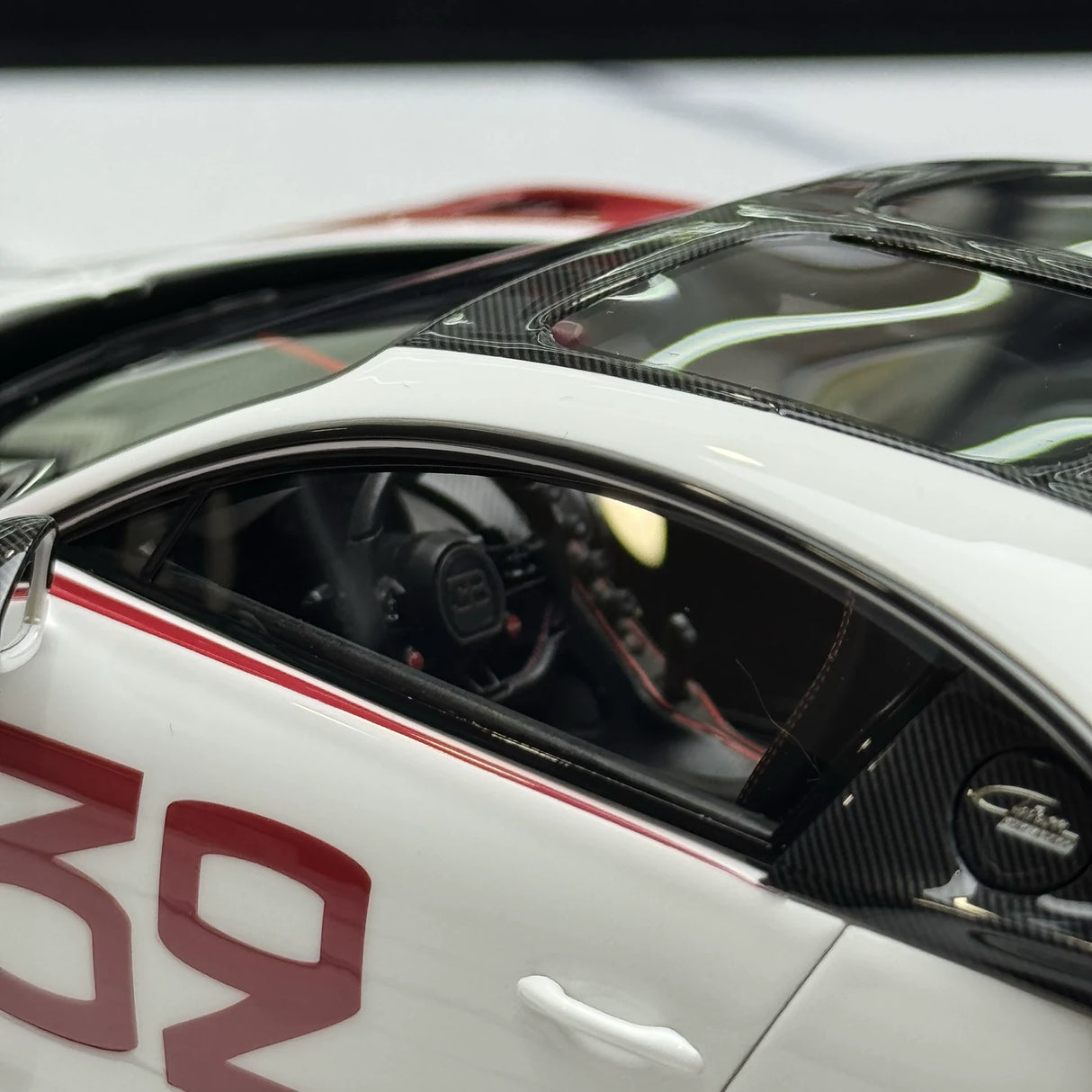 Henson & Heaven Bugatti 2020 Chiron Pur Sport White 1:18 – Modelo de Resina de Coleção