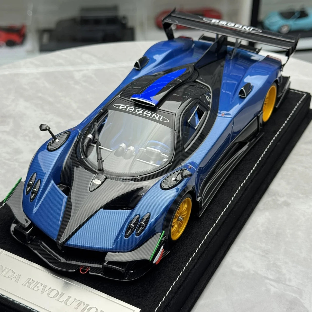Henson & Heaven Pagani 2013 Zonda ريفولوشن بلو كربون إيطالي سترايب 1:18 – راتنج نموذجي قابل للجمع