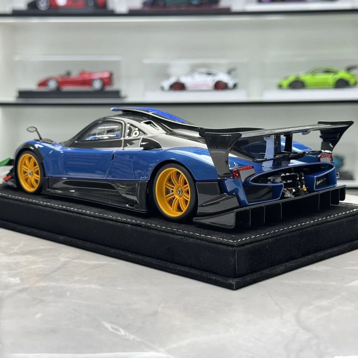 Henson & Heaven Pagani 2013 Zonda ريفولوشن بلو كربون إيطالي سترايب 1:18 – راتنج نموذجي قابل للجمع