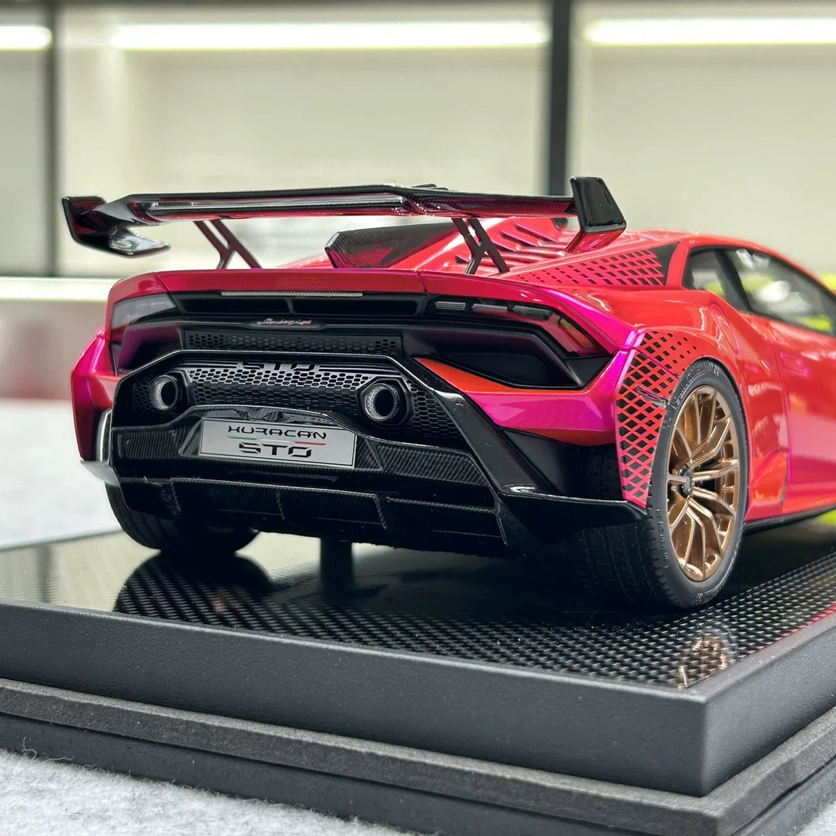 IVY Lamborghini 2021 Huracan STO Pink 1:18 – keräilyhartsimalli