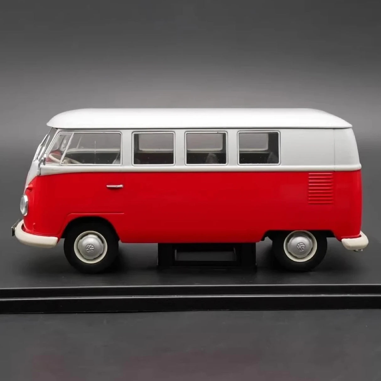 IXO Volkswagen 1960 T1B Red 1:24 – Kolekcjonerski model odlewany