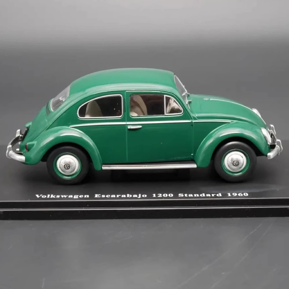 IXO Volkswagen 1961 Beetle 1200 Green 1:24 – Collectible Diecast Model Die-Cast
