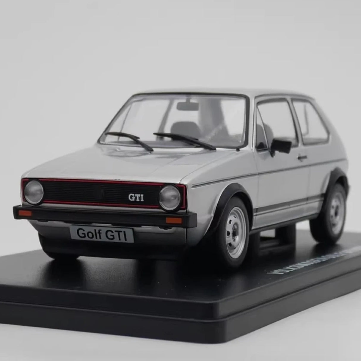 IXO Volkswagen 1976 Golf GTI Silver 1:24 – kolekcjonerski model odlewany