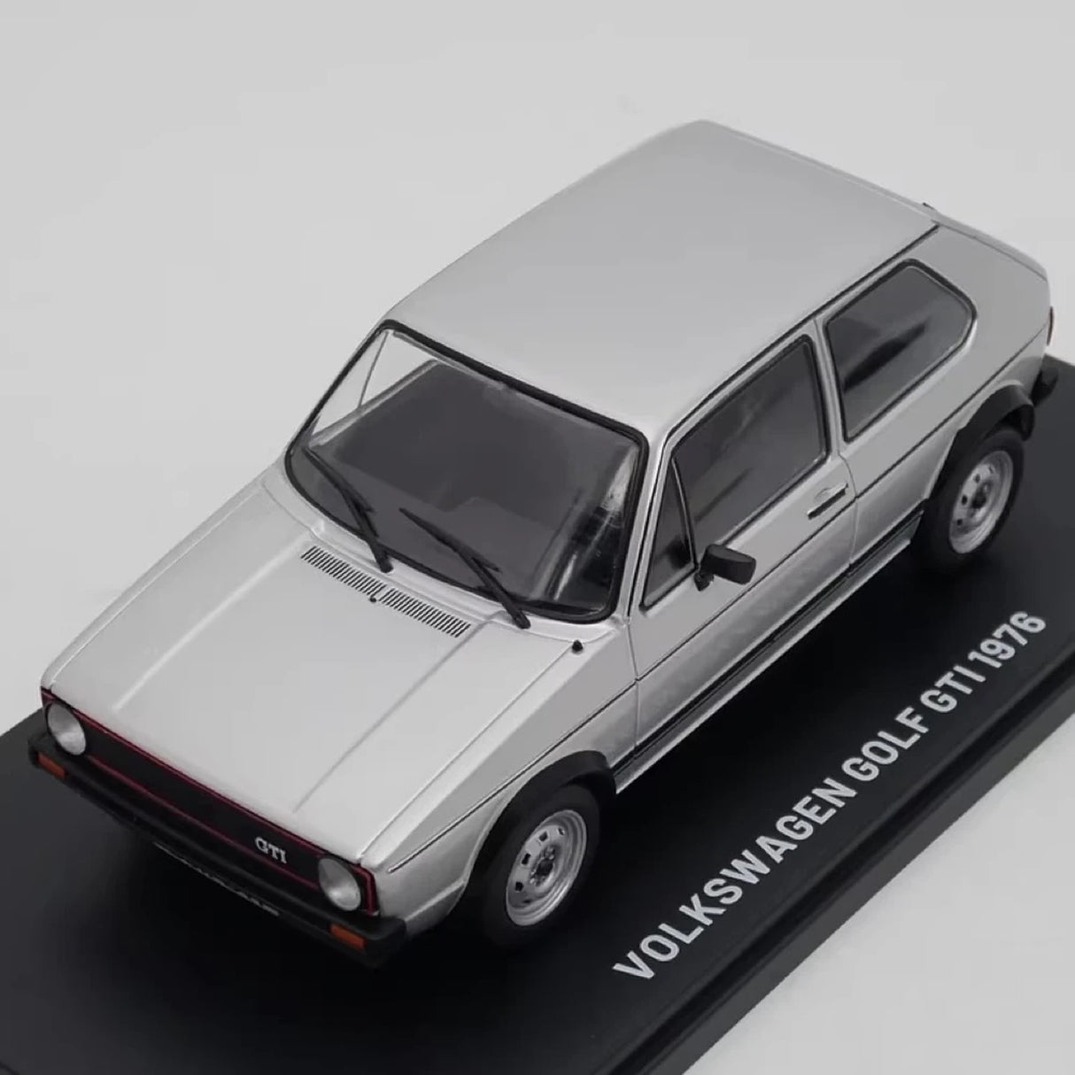 IXO Volkswagen 1976 Golf GTI Silver 1:24 – kolekcjonerski model odlewany