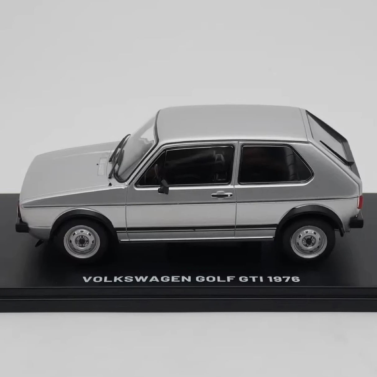 IXO Volkswagen 1976 Golf GTI Silver 1:24 – kolekcjonerski model odlewany