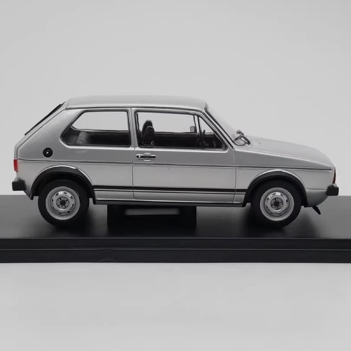 IXO Volkswagen 1976 Golf GTI Silver 1:24 – kolekcjonerski model odlewany