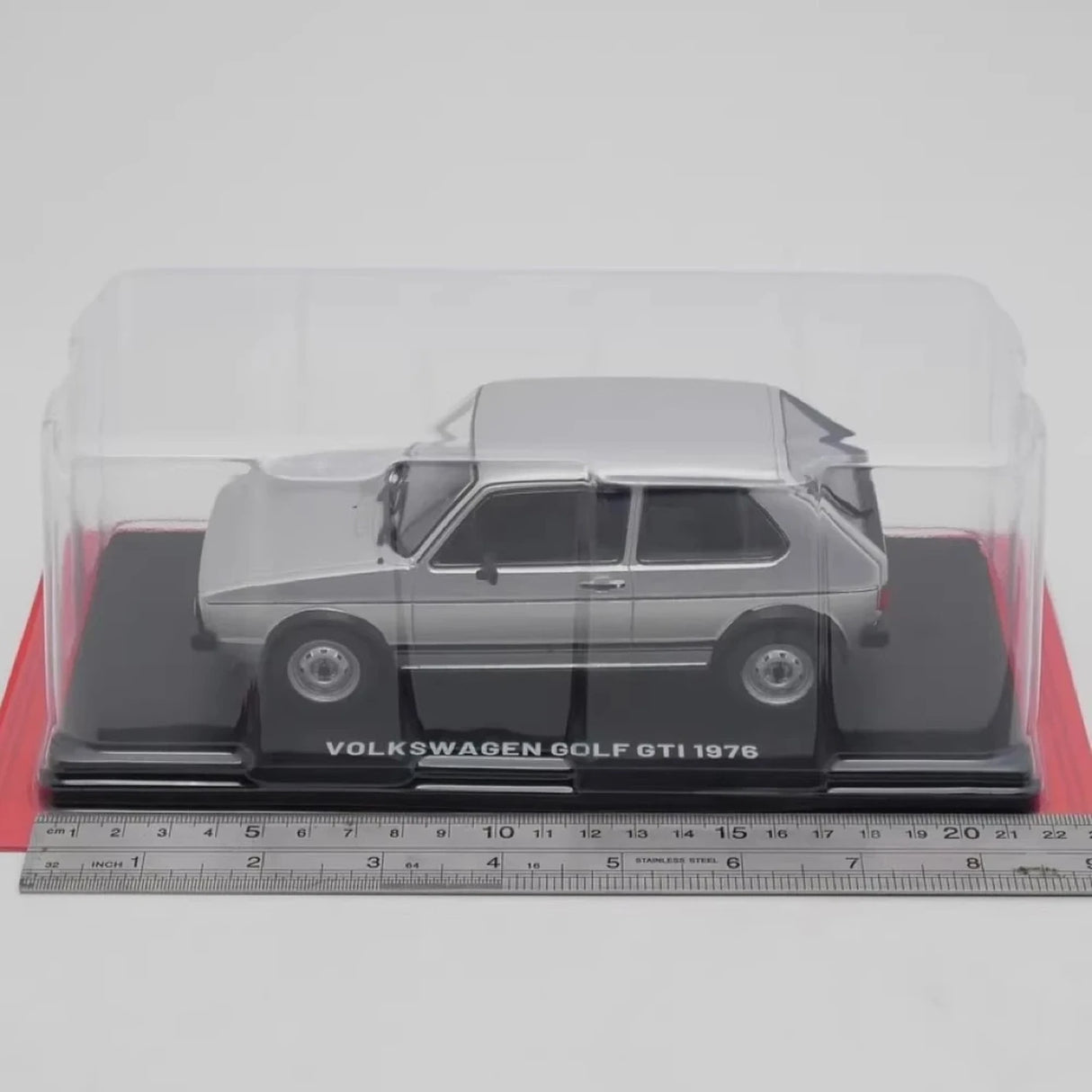 IXO Volkswagen 1976 Golf GTI Silver 1:24 – kolekcjonerski model odlewany