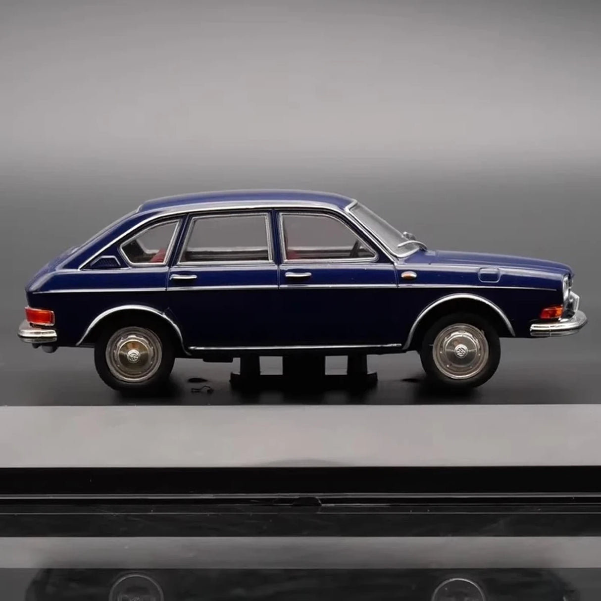 IXO Volkswagen 1970 411 LE Blue 1:43 – Collectible Diecast Model Die-Cast