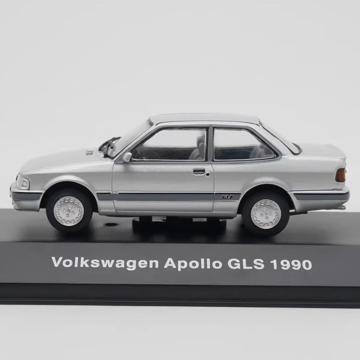 IXO Volkswagen 1990 Apollo GLS Silver 1:43 – Kolekcjonerski model odlewany z odlewu