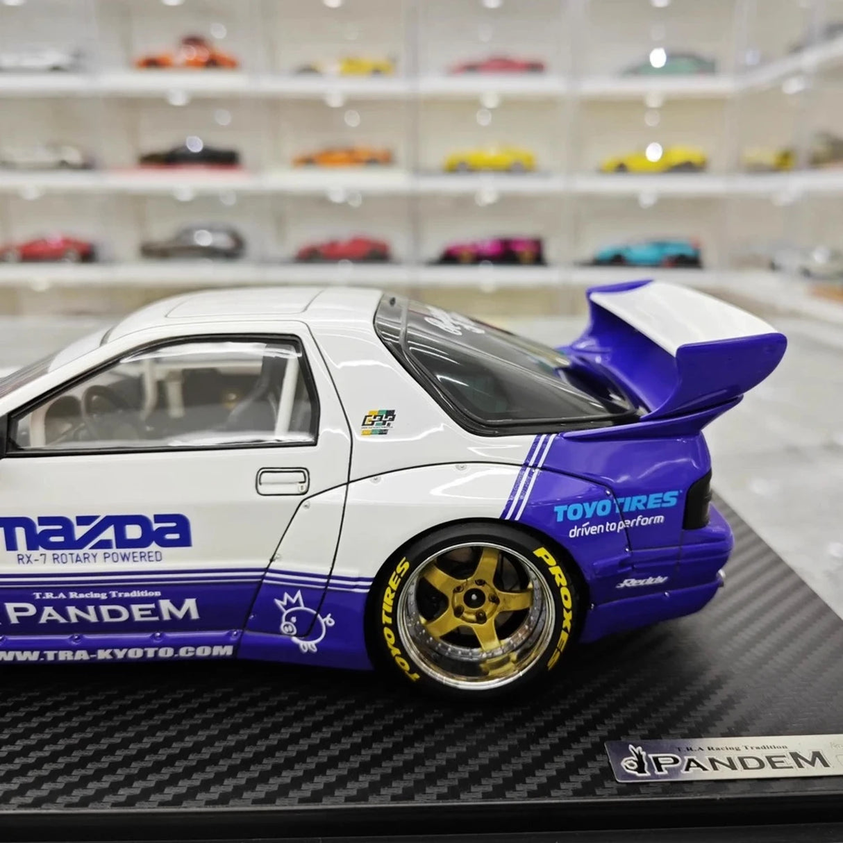 Ignition Mazda 1985 RX-7 FC3S PANDEM White and Purple 1:18 – Modelo de Resina de Coleção