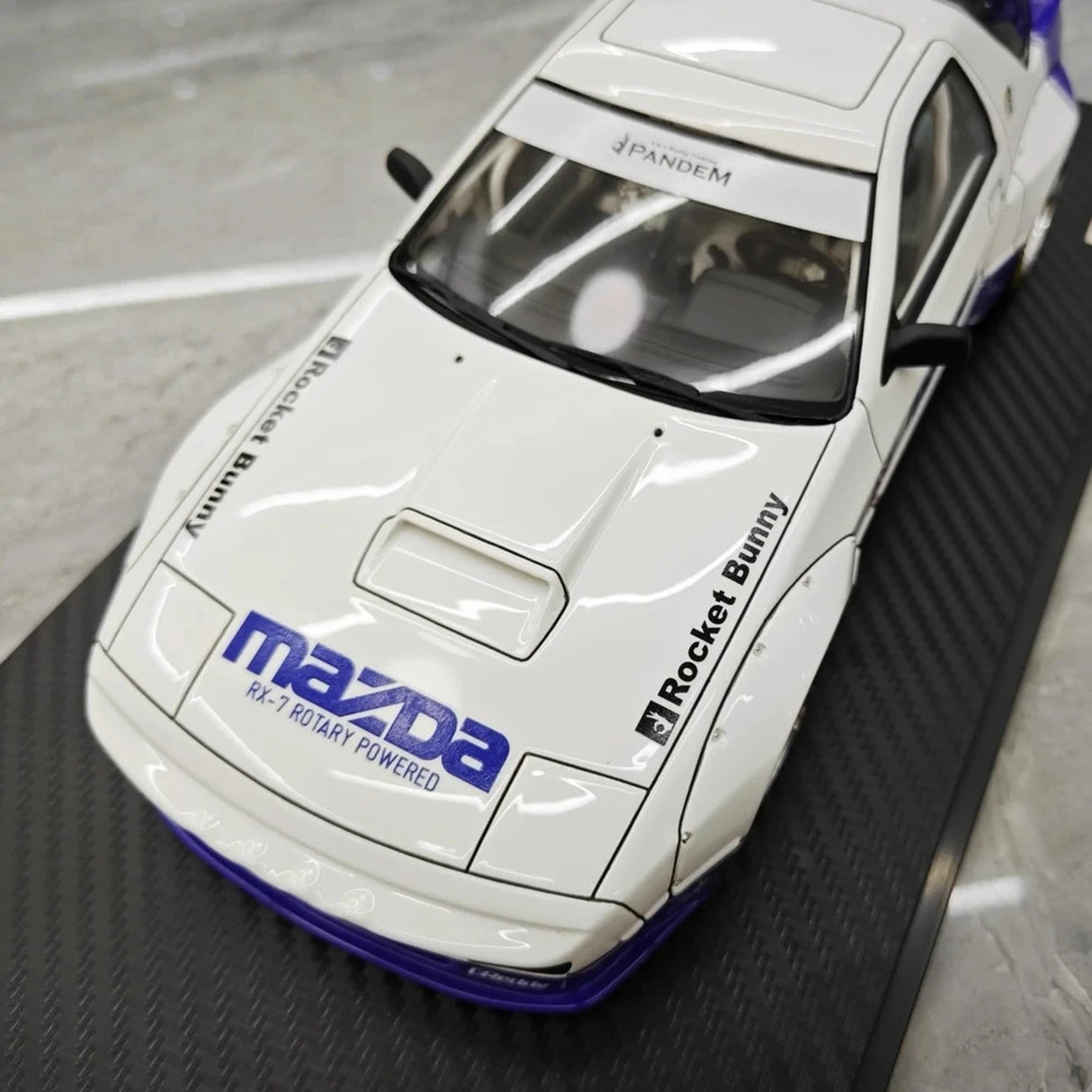 Ignition Mazda 1985 RX-7 FC3S PANDEM White and Purple 1:18 – Modelo de Resina de Coleção